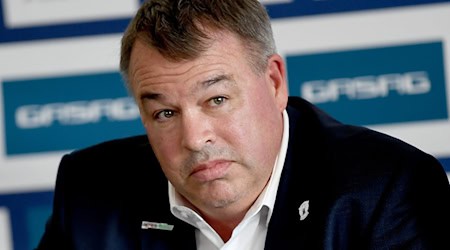 Sportdirektor Stéphane Richer muss bei den Eisbären Berlin derzeit große Personalprobleme bewältigen. (Archivbild) / Foto: Britta Pedersen/dpa-Zentralbild/dpa