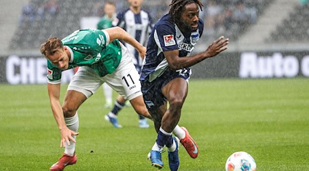 Deyovaisio Zeefuik (r) wird den Berlinern mindestens zwei Spiele fehlen. (Archivbild) / Foto: Andreas Gora/dpa