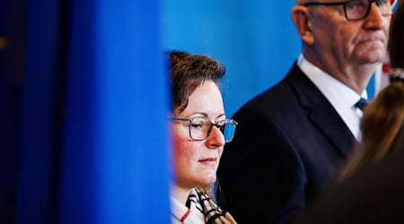 Brandenburgs Agrarministerin Hanka Mittelstädt und Ministerpräsident Dietmar Woidke (beide SPD) blicken sorgenvoll auf den Ausbruch der Vogelgrippe im Land. / Foto: Carsten Koall/dpa Brandenburgs Agrarministerin Hanka Mittelstädt und Ministerpräsident Dietmar Woidke (beide SPD) blicken sorgenvoll auf den Ausbruch der Vogelgrippe im Land. / Foto: Carsten Koall/dpa
