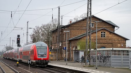Der RE4 fällt zwischen Falkenberg und Oehna nach einer Zugentgleisung aus. (Symbolbild) / Foto: Soeren Stache/dpa