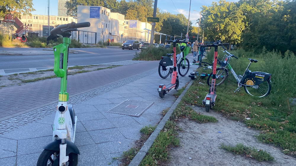 E-Roller verschiedener Anbieter liegen und stehen auf dem Gehweg in Berlin-Kreuzberg. (Symbolbild) / Foto: Anja Mia Neumann/dpa