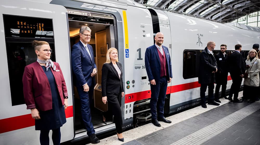 Bahnchefin Evelyn Palla (3.v.l.) und Verkehrsminister Patrick Schnieder (CDU, 2.v.l) bei der Vorstellung des neuen ICE L. / Foto: Christoph Soeder/dpa
