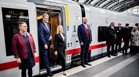 Bahnchefin Evelyn Palla (3.v.l.) und Verkehrsminister Patrick Schnieder (CDU, 2.v.l) bei der Vorstellung des neuen ICE L. / Foto: Christoph Soeder/dpa
