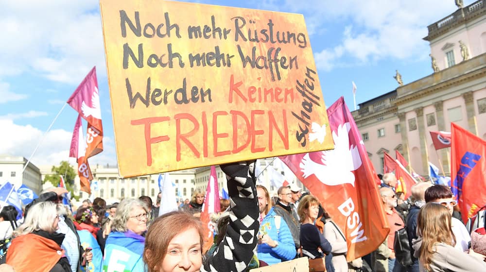 Zu einer Friedensdemo in Berlin kamen Tausende Menschen zusammen.   / Foto: Paul Zinken/dpa