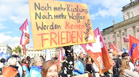 Zu einer Friedensdemo in Berlin kamen Tausende Menschen zusammen.   / Foto: Paul Zinken/dpa