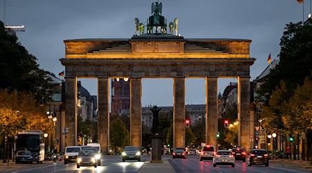 Zum Gedenken an die Opfer des Terrorangriffs der Hamas auf Israel vor zwei Jahren wird am Dienstag das Brandenburger Tor angestrahlt. / Foto: Fabian Sommer/dpa Zum Gedenken an die Opfer des Terrorangriffs der Hamas auf Israel vor zwei Jahren wird am Dienstag das Brandenburger Tor angestrahlt. / Foto: Fabian Sommer/dpa