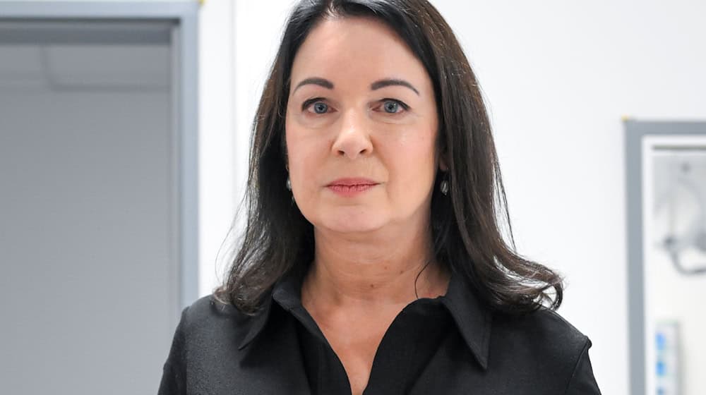 Ministerin Britta Müller (BSW) sieht im ländlichen Raum große Herausforderungen bei der medizinischen Versorgung. (Archivbild) / Foto: Jens Kalaene/dpa Ministerin Britta Müller (BSW) sieht im ländlichen Raum große Herausforderungen bei der medizinischen Versorgung. (Archivbild) / Foto: Jens Kalaene/dpa