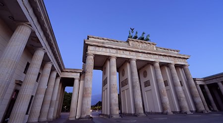 Das zentrale Wahrzeichen von Berlin ist beschmiert worden. (Archivbild) / Foto: Soeren Stache/dpa