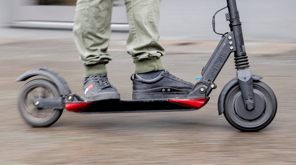 Ein Unfallforscher fordert eine Altersgrenze und einen Führerschein für E-Scooter. (Symbolbild) / Foto: Christoph Soeder/dpa