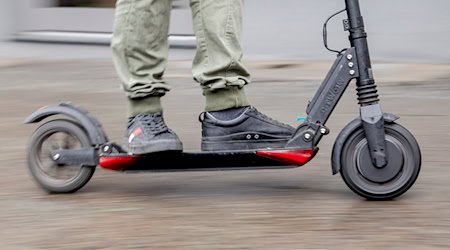 Ein Unfallforscher fordert eine Altersgrenze und einen Führerschein für E-Scooter. (Symbolbild) / Foto: Christoph Soeder/dpa