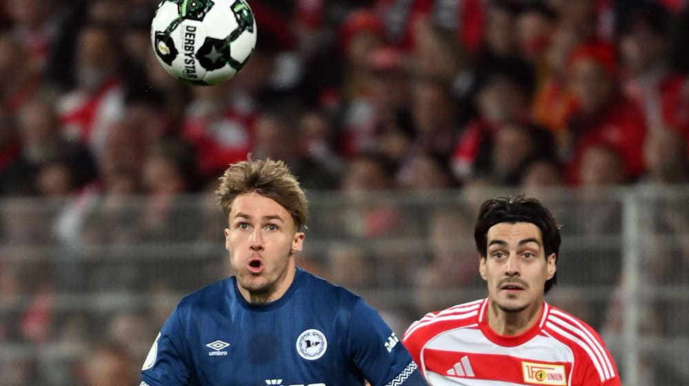 Bielefelds Kunze (l.) und Union Leite (r.) visieren den Ball an.  / Foto: Soeren Stache/dpa Bielefelds Kunze (l.) und Union Leite (r.) visieren den Ball an.  / Foto: Soeren Stache/dpa