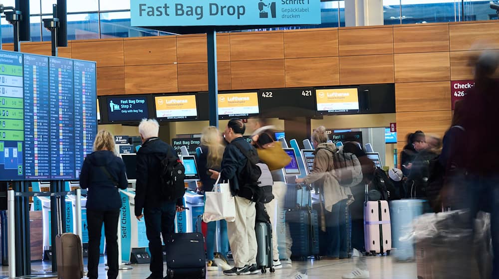 Der Hauptstadtflughafen BER erwartet am Feiertagswochenende besonders viele Reisende. (Archivbild)  / Foto: Annette Riedl/dpa