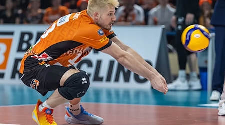 Volleys-Kapitän Ruben Schott konnte die Niederlage zum Bundesligaauftakt nicht verhindern. / Foto: Andreas Gora/dpa