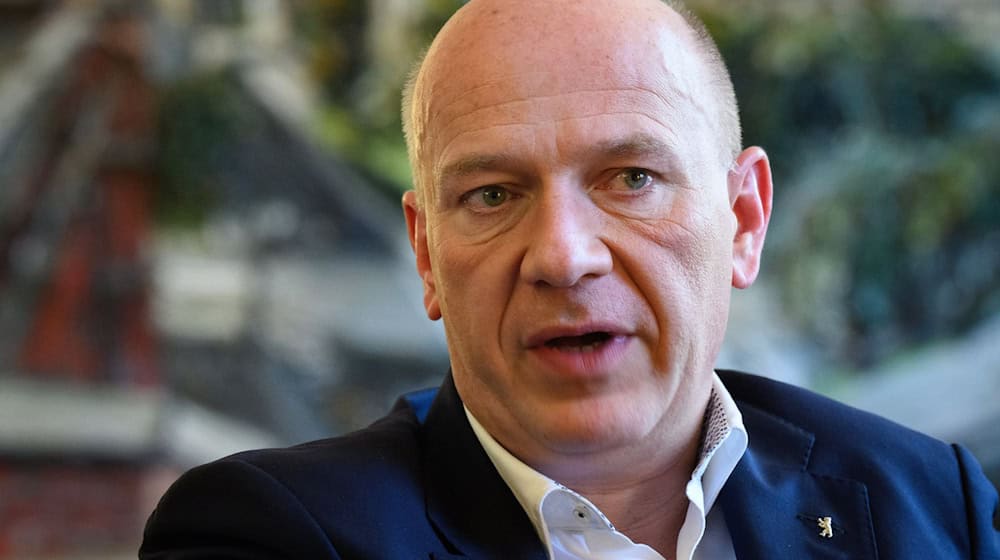 Berlins Regierender Bürgermeister Kai Wegner (CDU) will am Tag der Deutschen Einheit an den zentralen Feierlichkeiten in Saarbrücken teilnehmen. (Archivfoto) / Foto: Bernd von Jutrczenka/dpa