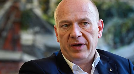 Berlins Regierender Bürgermeister Kai Wegner (CDU) will am Tag der Deutschen Einheit an den zentralen Feierlichkeiten in Saarbrücken teilnehmen. (Archivfoto) / Foto: Bernd von Jutrczenka/dpa