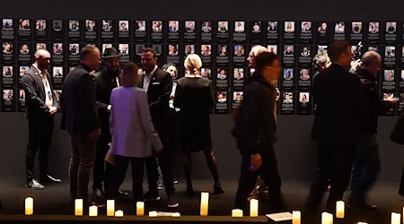 Weimer will die Ausstellung zur Attacke auf das Nova Music Festival besuchen. / Foto: Paul Zinken/dpa