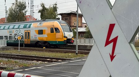 Es wird ein Ersatzverkehr mit Bussen für die Linie RE 1 eingerichtet.(Symbolbild) / Foto: Stefan Sauer/dpa