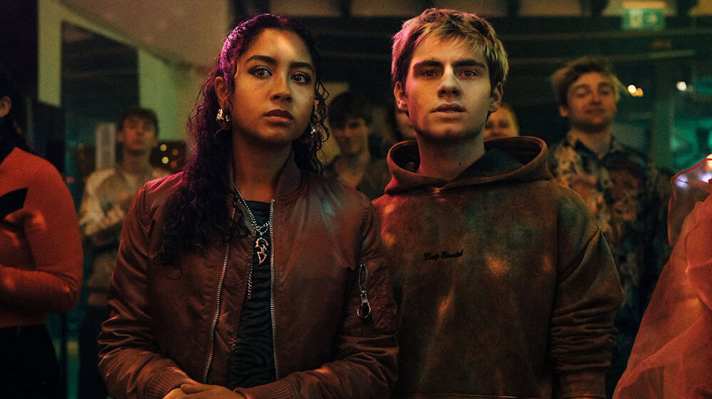  Nola (Samira Breuer) und Corvin (Florian Geißelmann) suchen die Macher der «Schattenseite». / Foto: Elliott Kreyenberg/ARD Degeto Film/HR/funk/Dreamtool Entertainment GmbH/dpa