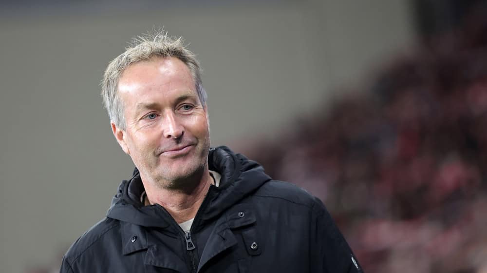 Leverkusens Trainer Kasper Hjulmand hat über die Partie gegen Union Berlin gesprochen. / Foto: Rolf Vennenbernd/dpa