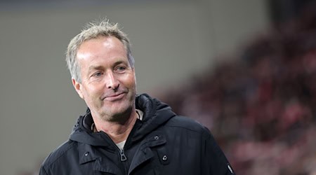 Leverkusens Trainer Kasper Hjulmand hat über die Partie gegen Union Berlin gesprochen. / Foto: Rolf Vennenbernd/dpa