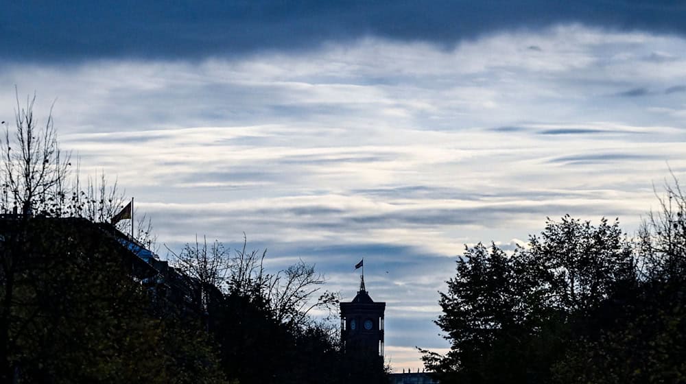 Das Wetter zum Wochenende hin bleibt kühl und unbeständig. / Foto: Jens Kalaene/dpa