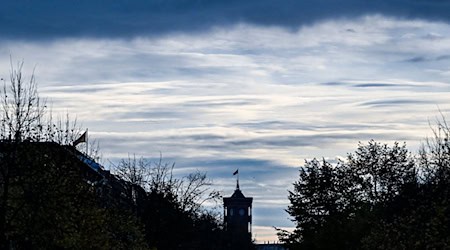 Das Wetter zum Wochenende hin bleibt kühl und unbeständig. / Foto: Jens Kalaene/dpa