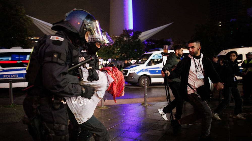 Die Beamten nehmen die Personalien zahlreicher Demonstrantinnen und Demonstranten auf. / Foto: Carsten Koall/dpa