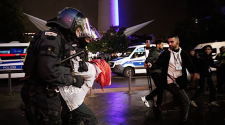 Die Beamten nehmen die Personalien zahlreicher Demonstrantinnen und Demonstranten auf. / Foto: Carsten Koall/dpa