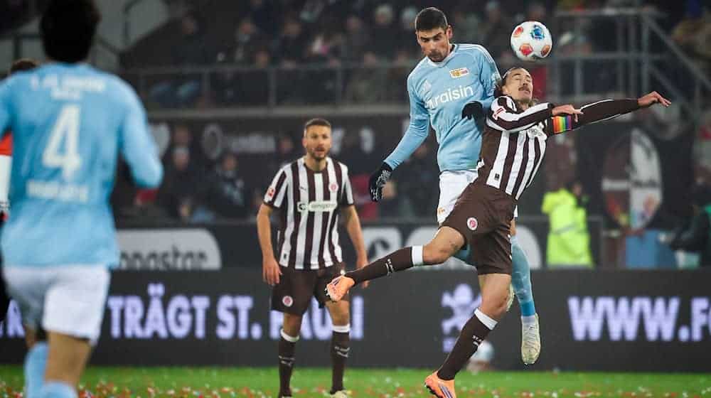 Zurück in der Startelf: St. Paulis Kapitän Jackson Irvine (r). / Foto: Christian Charisius/dpa