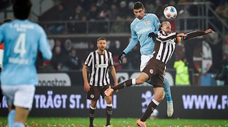 Zurück in der Startelf: St. Paulis Kapitän Jackson Irvine (r). / Foto: Christian Charisius/dpa