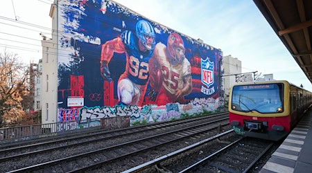 Im Zentrum der Stadt: ein riesiges NFL-Wandbild.  / Foto: Soeren Stache/dpa