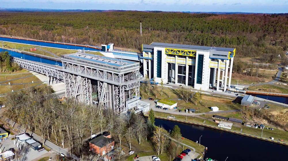 Mit den Schiffshebewerken in Niederfinow überwinden Schiffe auf der Oder-Havel-Wasserstraße einen Höhenunterschied von 36 Metern. (Archivbild) / Foto: Patrick Pleul/dpa