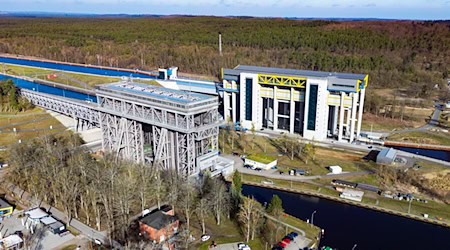 Mit den Schiffshebewerken in Niederfinow überwinden Schiffe auf der Oder-Havel-Wasserstraße einen Höhenunterschied von 36 Metern. (Archivbild) / Foto: Patrick Pleul/dpa