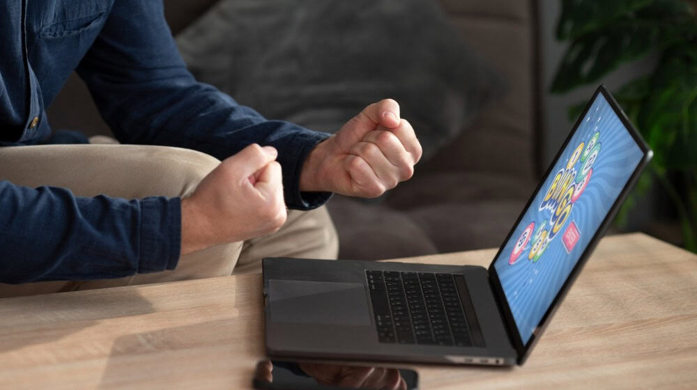 Spieler in Brandenburg erleben den Nervenkitzel digital – Online-Plattformen wie Casino Online Millioner machen den Casino-Besuch virtuell erlebbar. / Foto: freepik.com