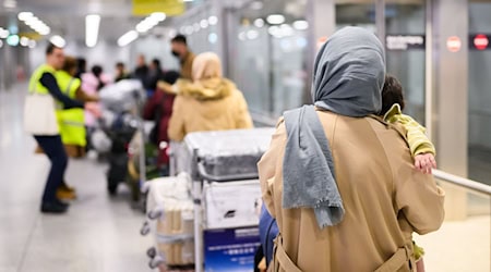52 Afghaninnen und Afghanen kamen diesmal nach Deutschland.  / Foto: Julian Stratenschulte/dpa