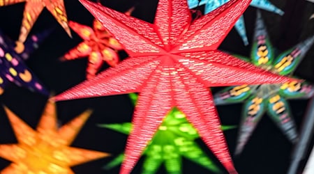 Nach dem Totensonntag läuten die Kirchen die Adventszeit ein. (Symbolbild) / Foto: Jens Kalaene/dpa