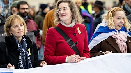Preisler demonstrierte häufiger mit Blumen und Pappschild am Rande von propalästinensischen Demonstrationen.  / Foto: Fabian Sommer/dpa