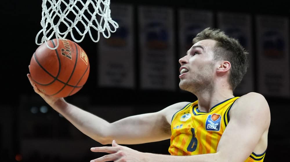 Auch Co-Kapitän Delow sieht sein Team im Aufschwung. (Archivbild) / Foto: Soeren Stache/dpa