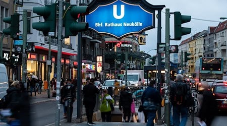 Die Polizei ermittelt nach einer Anzeige zu dem Vorfall am U-Bahnhof Rathaus Neukölln. (Symbolbild)  / Foto: Christophe Gateau/dpa
