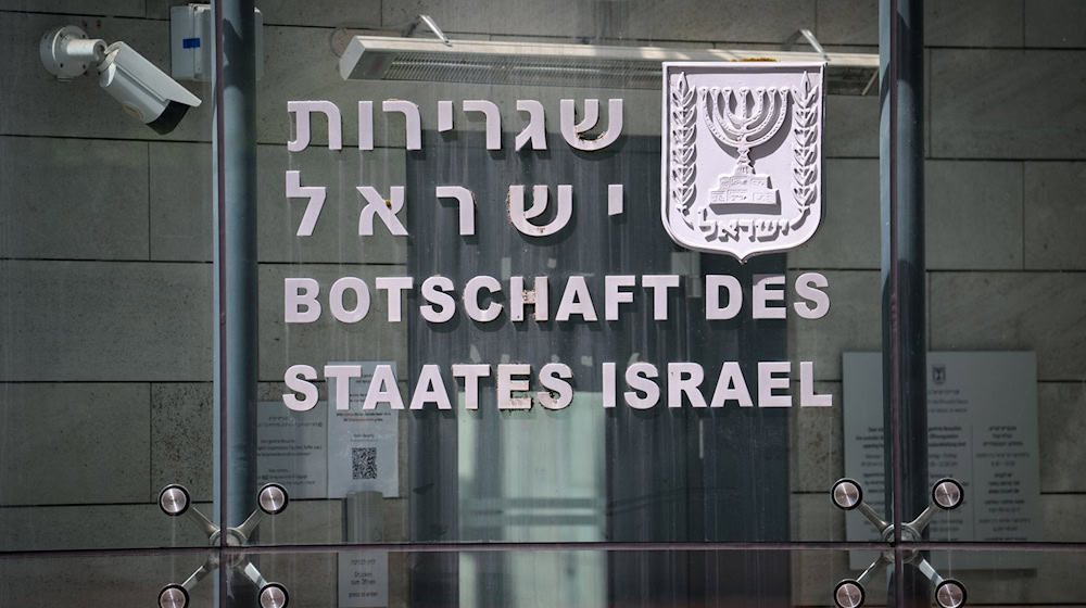 Vor dem Kammergericht beginnt ein Prozess gegen einen 19-Jährigen, der einen Anschlag auf die israelische Botschaft in Berlin geplant haben soll. (Archibvbild) / Foto: Bernd von Jutrczenka/dpa