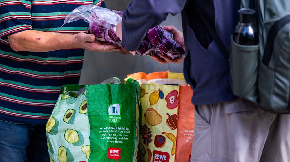 Aktuell suchen nach Angaben der Organisation etwa 1,5 Millionen Menschen regelmäßig die Tafeln auf. (Archivbild) / Foto: Jens Büttner/dpa