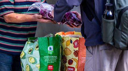 Aktuell suchen nach Angaben der Organisation etwa 1,5 Millionen Menschen regelmäßig die Tafeln auf. (Archivbild) / Foto: Jens Büttner/dpa