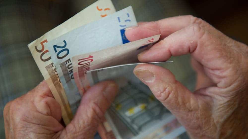 Die Ausgaben für Beamtenpensionen steigen in Brandenburg in den kommenden Jahren deutlich an. (Symbolbild) / Foto: Marijan Murat/dpa/dpa-tmn