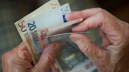 Die Ausgaben für Beamtenpensionen steigen in Brandenburg in den kommenden Jahren deutlich an. (Symbolbild) / Foto: Marijan Murat/dpa/dpa-tmn