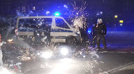 Bei der Silvesternacht in Berlin kommt es immer wieder zu umfangreichen Polizeieinsätzen. (Archivbild) / Foto: Julius-Christian Schreiner/TNN/dpa