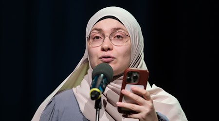 Ayse Irem hat sich im Finale der Deutschsprachigen Meisterschaft im Poetry Slam in Chemnitz den Titel geholt.  / Foto: Sebastian Willnow/dpa