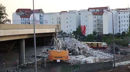 Der Auftrag für den Neubau der A100-Westendbrücke ist vergeben. (Archivbild) / Foto: Joerg Carstensen/dpa
