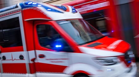 Der Mann wurde am Kopf und Arm verletzt und in ein Krankenhaus gebracht. (Symbolbild) / Foto: Jens Büttner/dpa