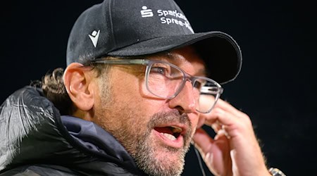 Claus-Dieter Wollitz verlängert in Cottbus. (Archivfoto) / Foto: Robert Michael/dpa