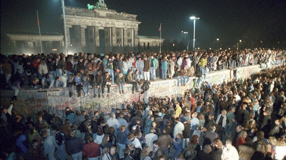 36 Jahre nach dem Mauerfall wird in Berlin und Brandenburg daran erinnert. (Archivbild) / Foto: Peter Kneffel/dpa